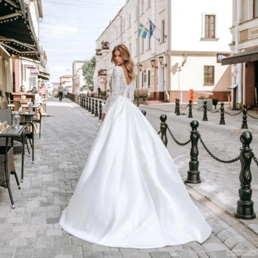 Delicate Lace Ball Gown Bride Dress Elegant Long Sleeves Scoop